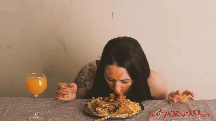 SweetBettyParlour - Play With Scat and Food - Solo - Russian, Shit Eater [4k UltraHD]