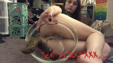 LittleDirtyPrincess - Pooping a long thick one into a bowl in my bedroom - Big pile - Amateur, Solo [FullHD 1080p]