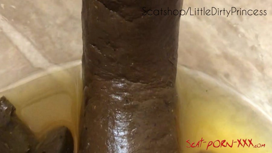 LittleDirtyPrincess - Long thick poop served in a bowl of pee for you - New scat - Ass, Big Pile [FullHD 1080p]