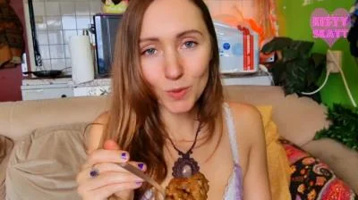 Kitty Skatt - POV Cook And Feed - Scatbook.com - Solo, Defecation [FullHD 1080p]