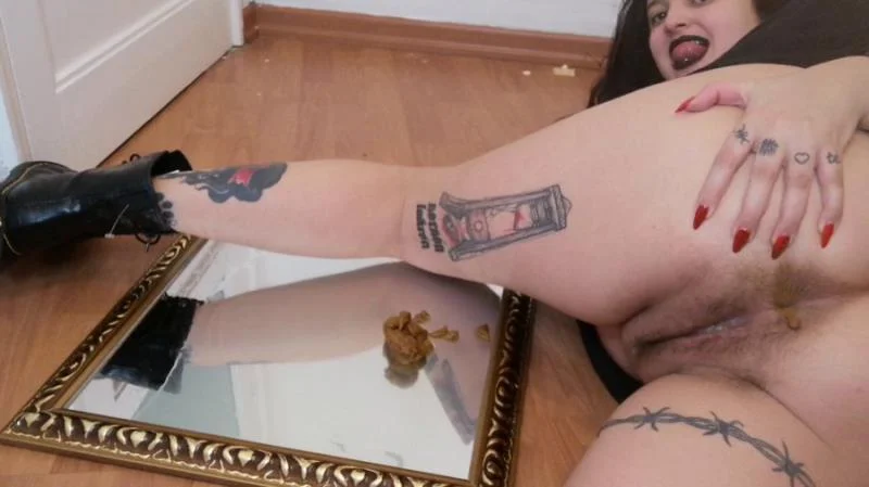 Beautiful Goth Shits In Mirror - Scatshop.com - Espana, Teen [FullHD 1080p]