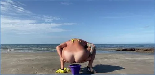Pulsifer Paprocki - Pulsifer Paprocki - Beach Bucket Poop - Femscat -  [FullHD 1080p]