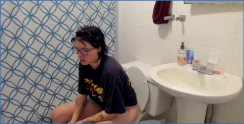 Missellie in Toilet Slave Online: Peeping Tom and Scat Play