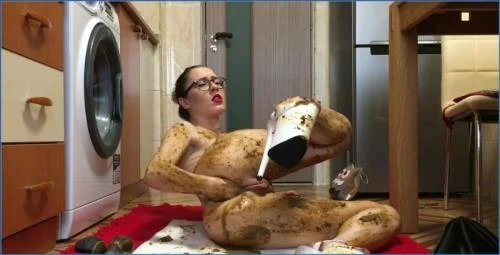 Ella Gilbert Smears and Pees in Extreme Heels for top Scat Porn video