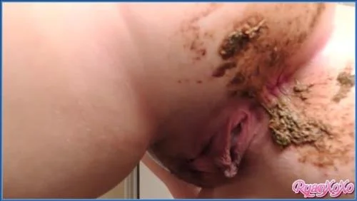 Goddess Ryan Defecates, Farts, and Pisses in Extreme Scat Fetish