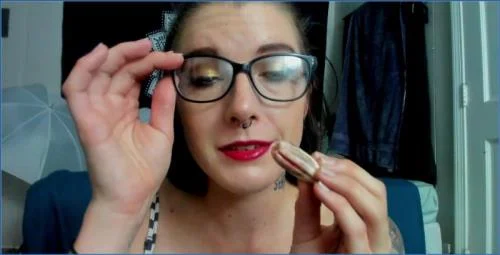Missellie Defecates, Farts and Pees Solo in Bare Scat Porn Release