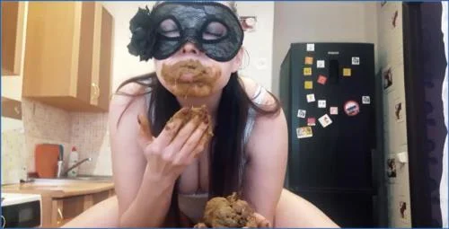 Scatlina Smears Her Own Shit and Pisses on the Table - Extreme Solo