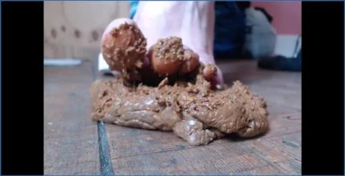 Liglee Shits and Smears in a South African Peeing Solo Scat Porn