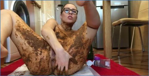 Ella Gilbert Shits and Smears Her Way Through an Extreme Solo