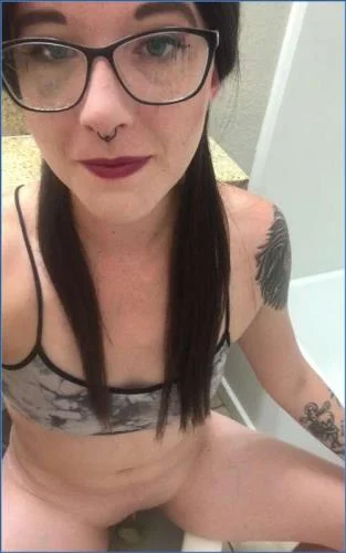 Missellie Dominates the Toilet with Peeing, Shitting, and Farting