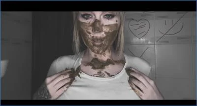 SweetBettyParlour in Real Shitting Action with Peeing and Dirty Fetishes